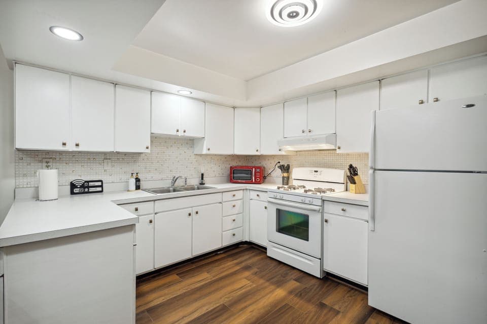 Cook with ease in a fully equipped, modern kitchen.