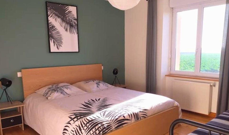 1st bedroom on the 1st floor: 1 queen-size bed, 1 single bed, dressing room, bedside tables