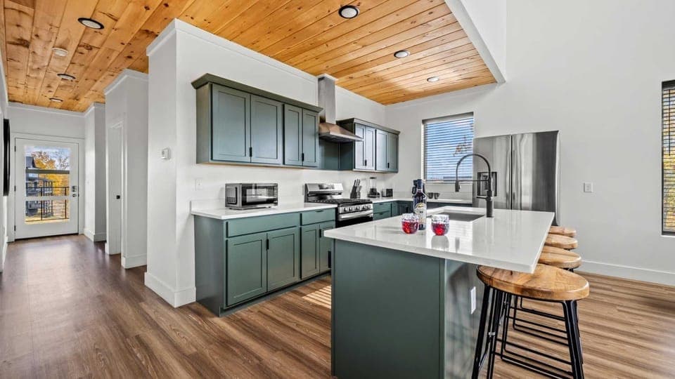 4 Bedroom Cabin with Hot Tub Game Room Mountain Views Lodges at