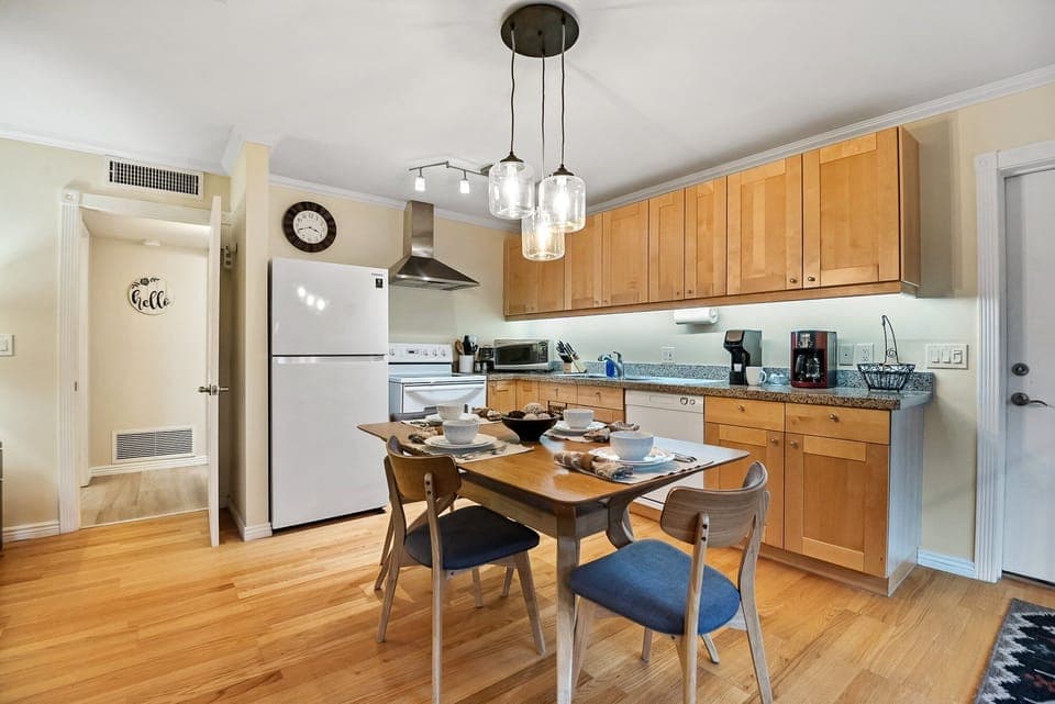 Full Equipped Kitchen and Dining Room