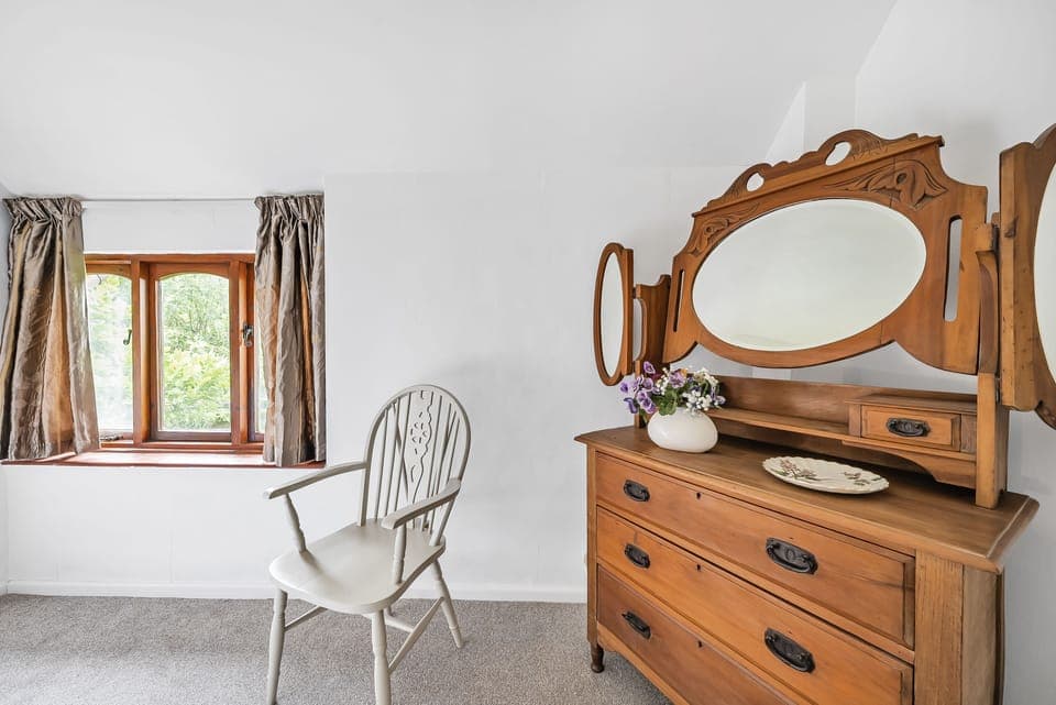 Chapel Cottage, Winterborne Kingston: Bedroom one with a dressing table