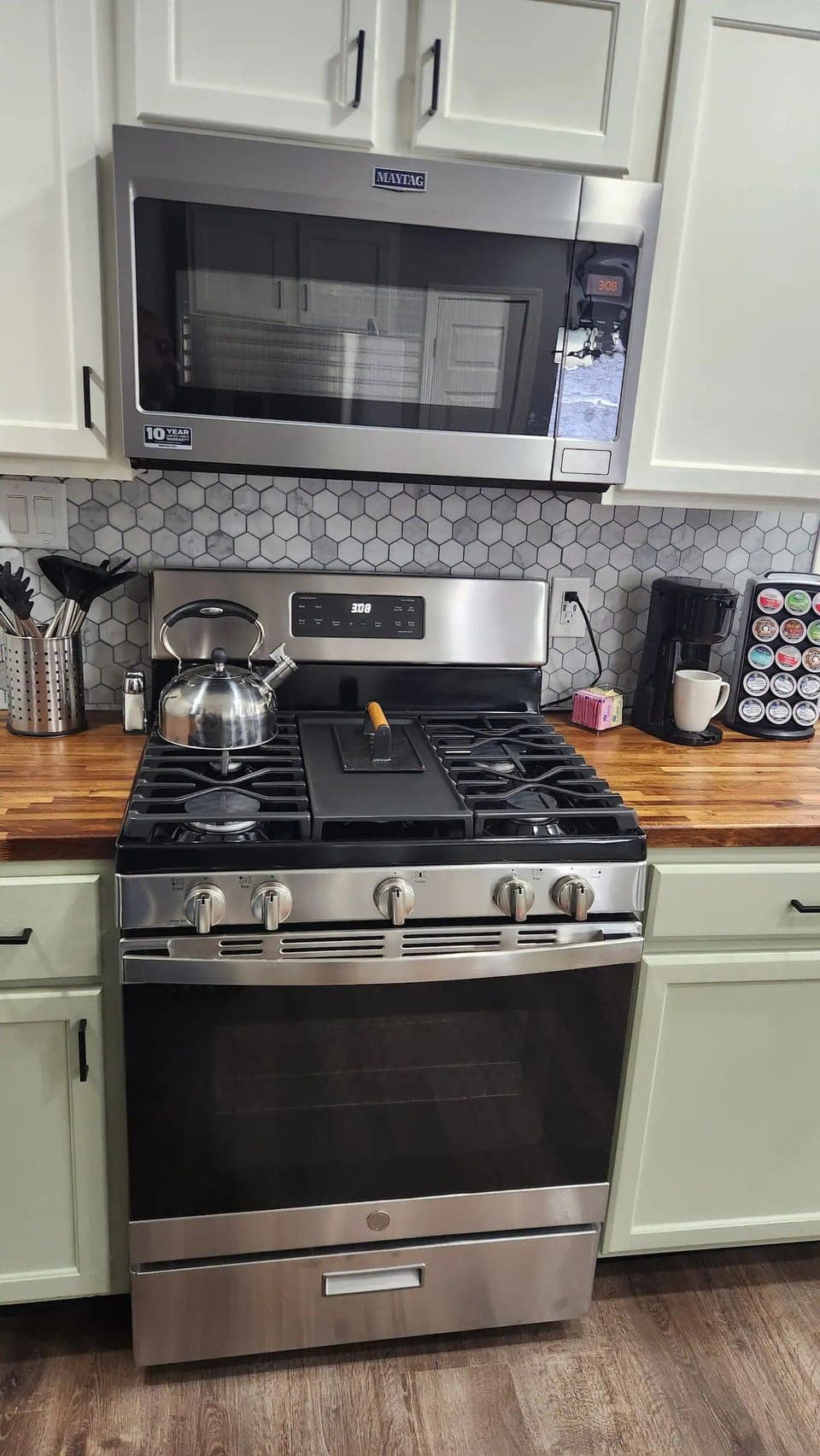Gas range with integrated griddle! 