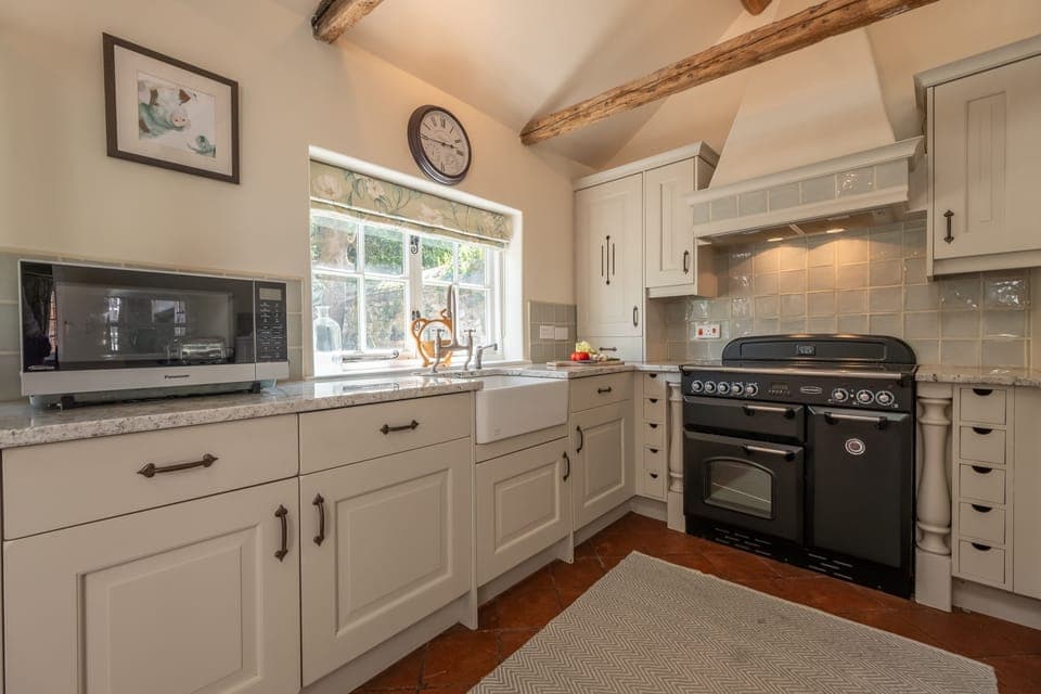 Skeet Cottage, Burnham Market: A smart fitted country kitchen
