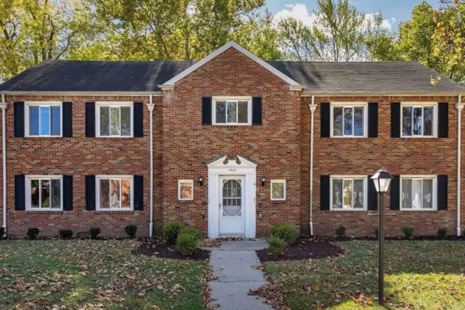 4 units building (2 lower, 2 upper) Laundry in basement which is shared space