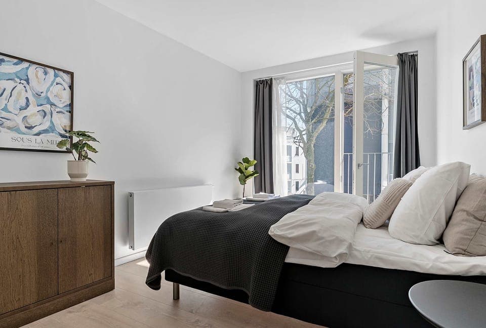 First bathroom with french balcony and lots of natural light. Also with a closet for your personal belongings, along with bedside table and double-curtains (Thin curtains and blackout curtains).