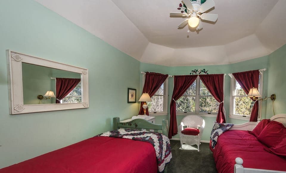 Upstairs bedroom with twin bed and daybed with trundle