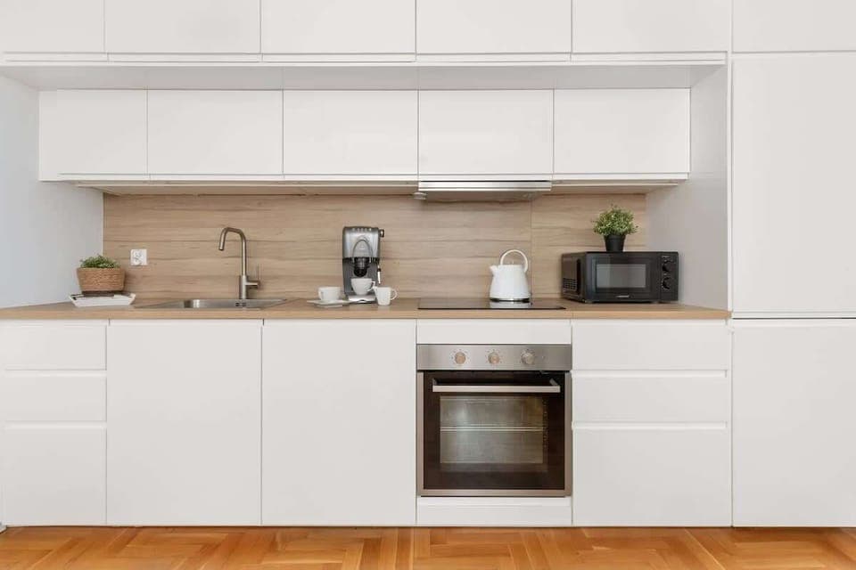 Fully equipped kitchenette. 