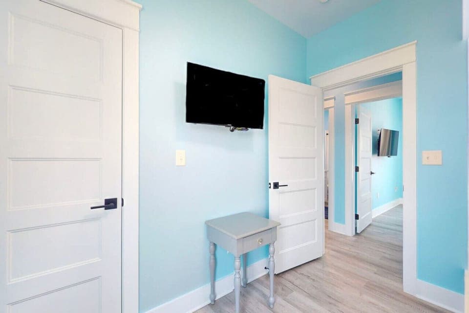 Smart TV in Queen over Queen bunk room