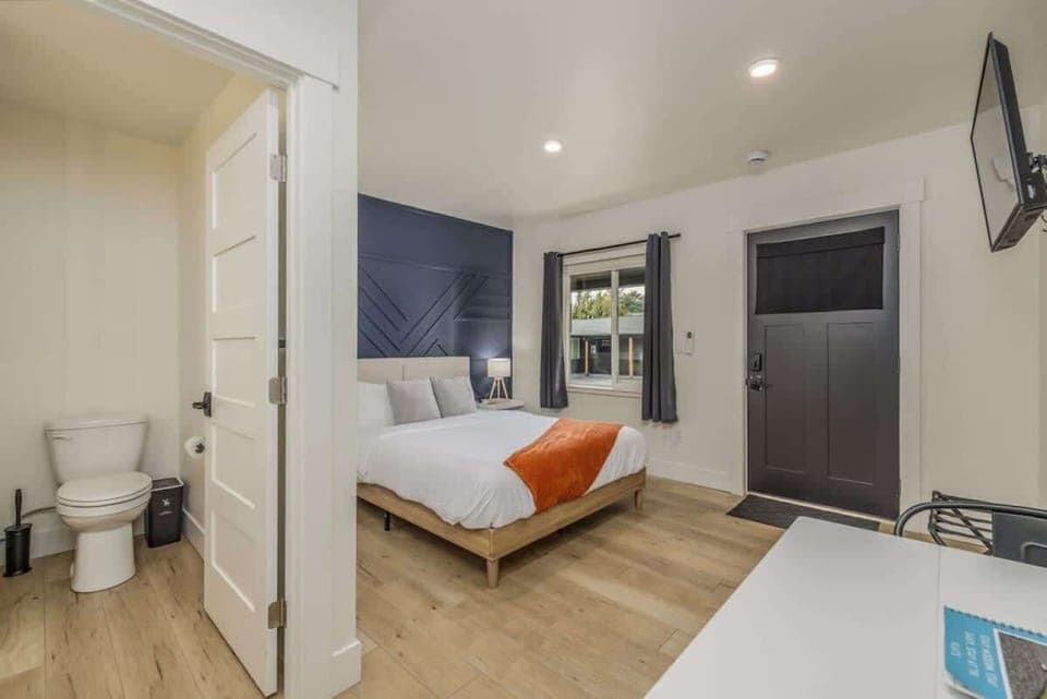 Modern studio apartment with queen sized bed 