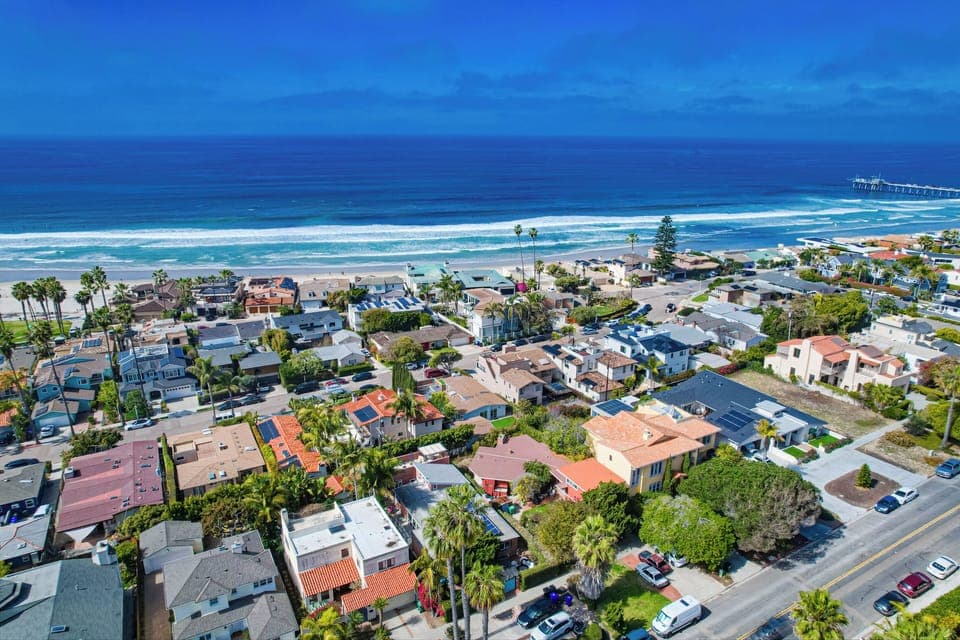 Three minutes walk to La Jolla Shores Beach.