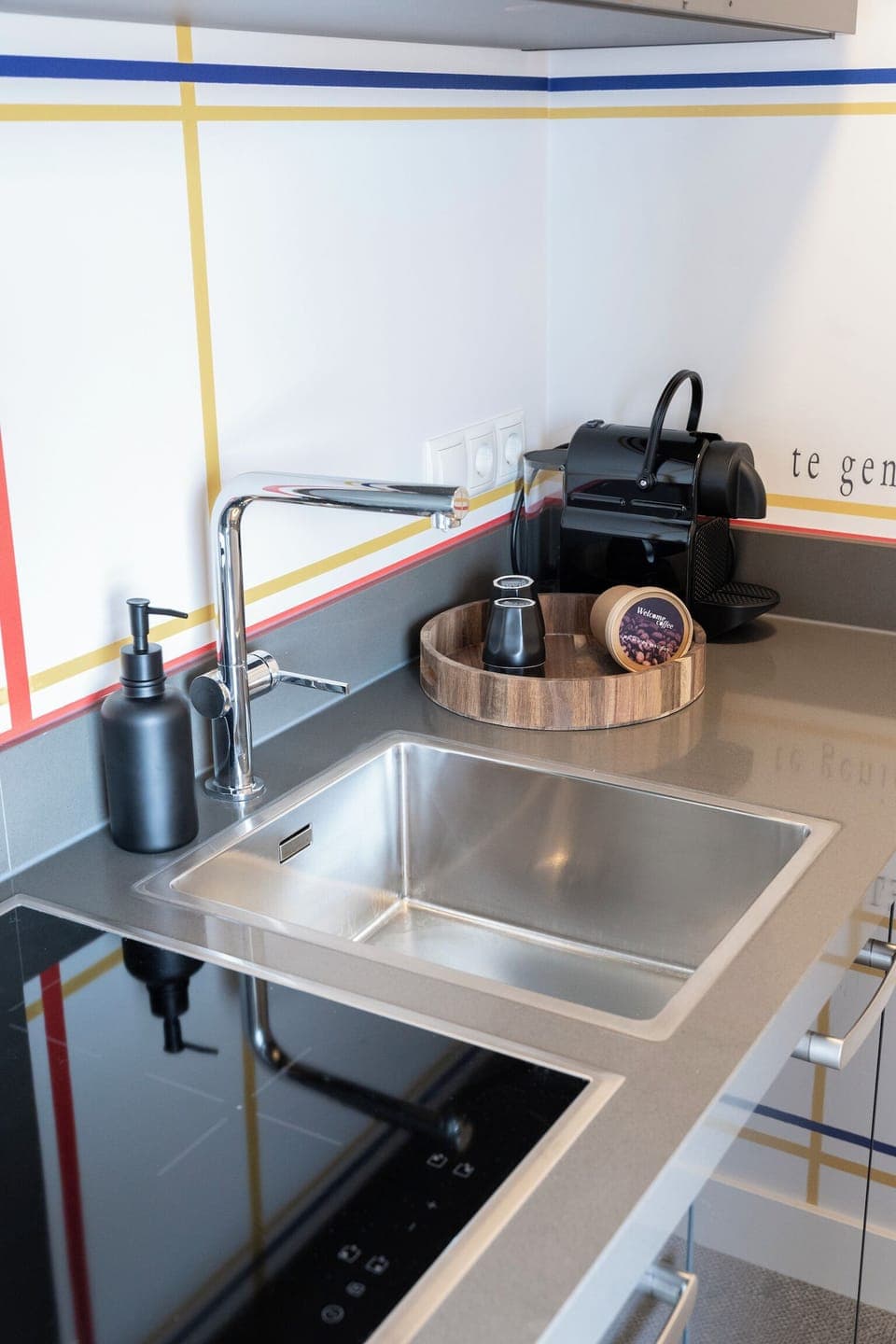 Voor de ultieme koffie-ervaring begin je je dag bij Bed en Koffie Central in Hotel Centrum Tilburg. Verblijf voordelig in een studio appartement met nieuwe keuken en badkamer – de ideale uitvalsbasis na een dagje Efteling of Safaripark Beekse Bergen.