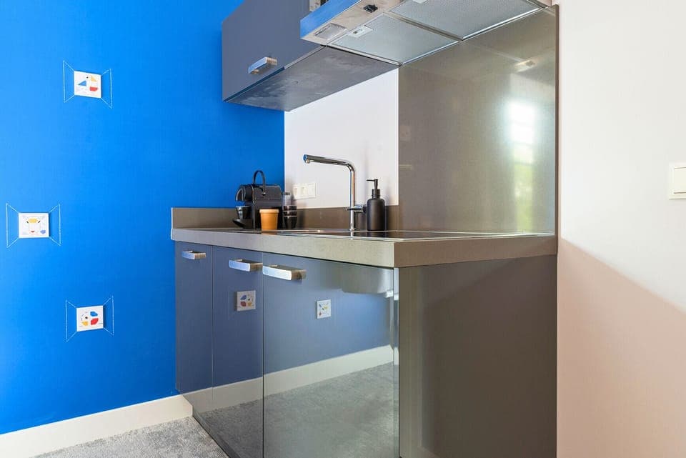 Enjoy a comfortable, low-cost room in Tilburg near Hotel Centrum, with a new kitchen and bathroom. Small yet well-equipped, offering everything you need for a comfortable stay.