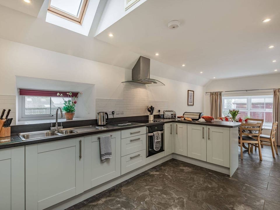 Kitchen | Cwt Drecs - Penrhyn Farm Cottages, Llanfwrog, near Holyhead