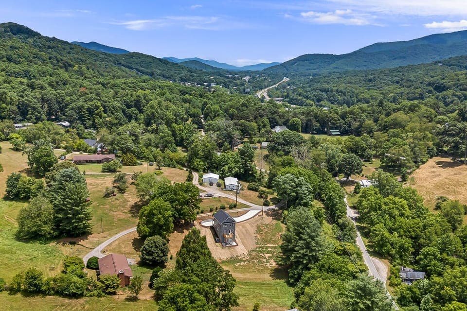 Scenic mountain views in all directions