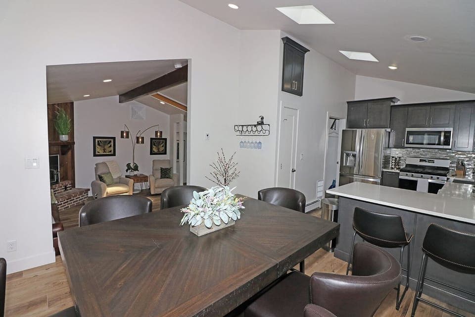 Spacious 6-person dining table