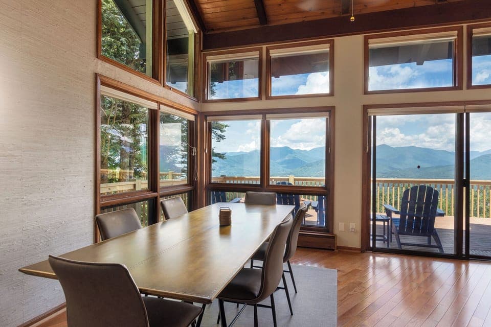 Formal dining area with seating for 6.
