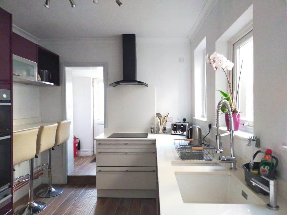 Well equipped and spacious kitchen with breakfast nook for you to enjoy preparing delicious food to share!