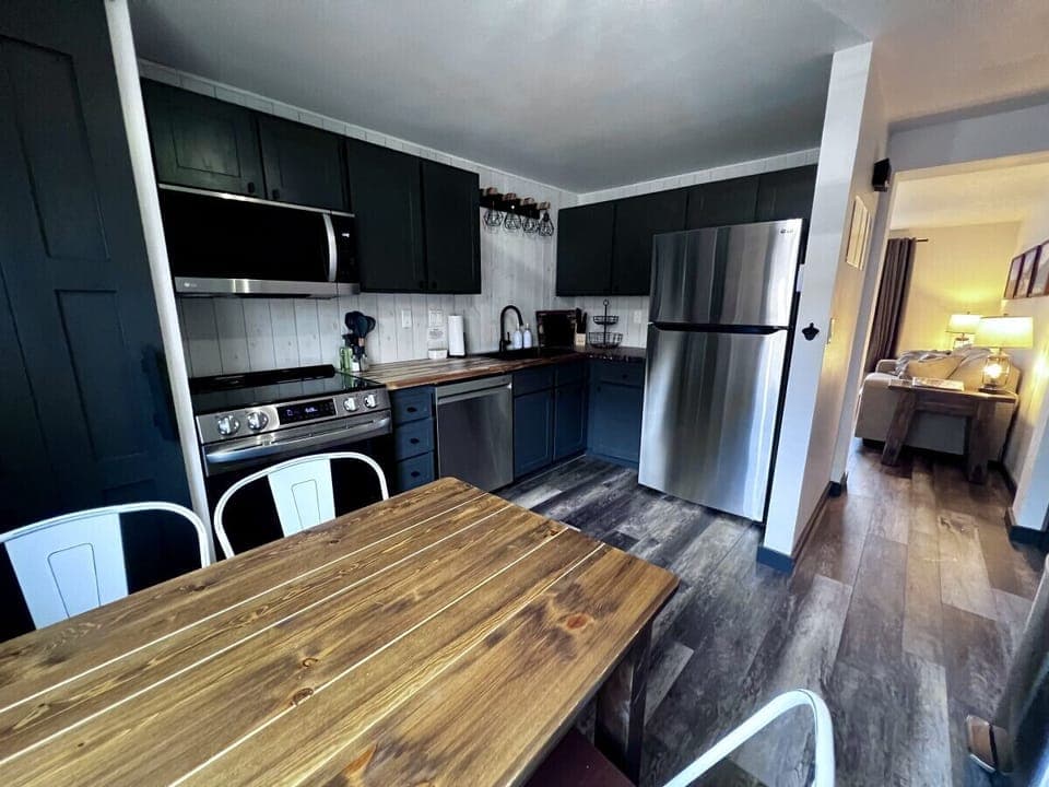Full kitchen with microwave, stove/oven combo, dishwasher, full size fridge/freezer.