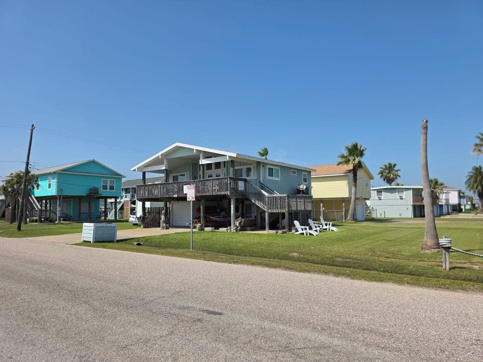 Fantastic  remodeled  home with awesome water view.  Close to park and pool!