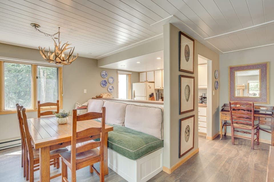 Dining Area | Dishware & Flatware Provided