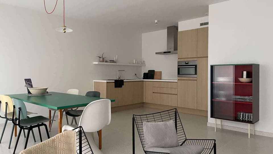 Light-filled open space combining a modern kitchen, cosy lounge, and dining area - ideal for spending time together