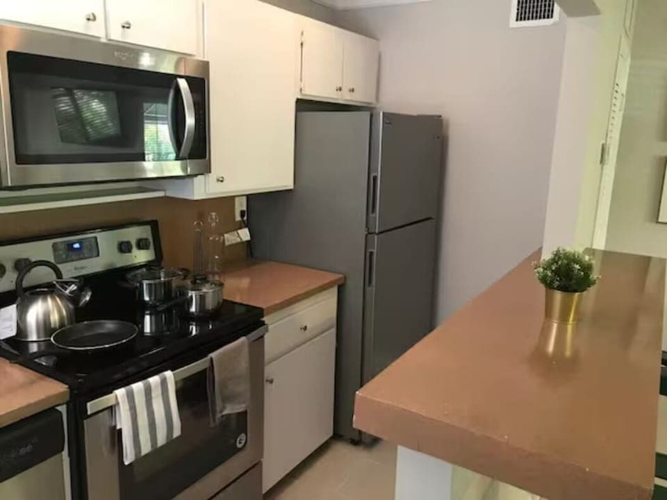 Explore culinary possibilities in our fully equipped kitchen, where every necessity awaits. The kitchen table becomes a canvas for shared meals, creating a delightful space where culinary excellence meets warm gatherings.