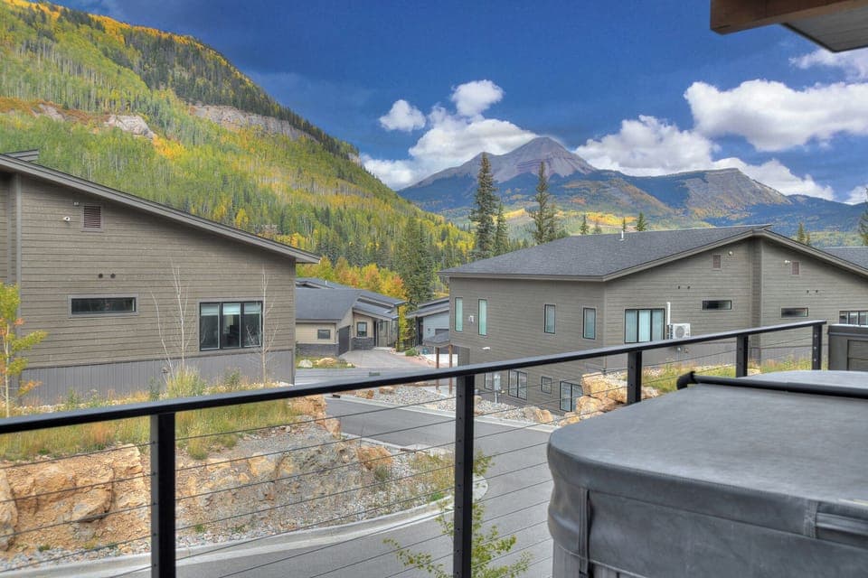 Awesome view of Engineer Mountain