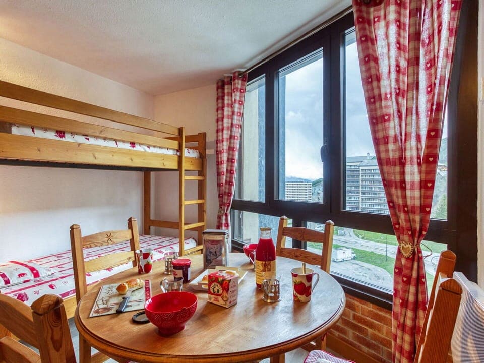 Table, Furniture, Property, Window, Building, Chair, Interior Design, Textile, Wood, Tableware