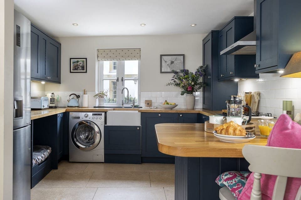 Harvey's Corner Cottage Kitchen - StayCotswold