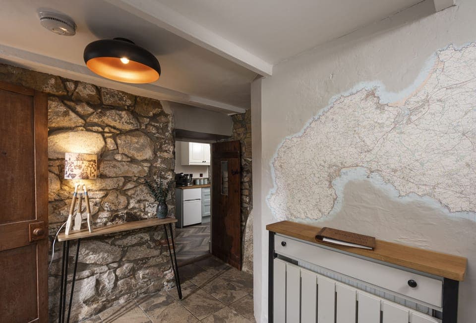 The Corner Cottage, Carnhell Green, Hayle: Next to the bedroom, sits the charming kitchen