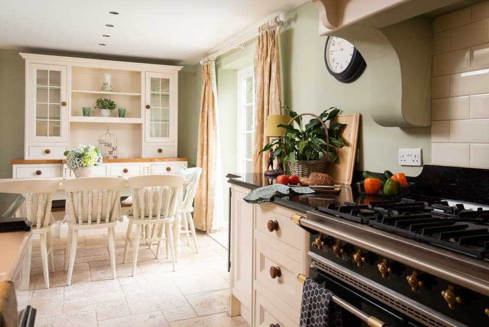 Spacious & light kitchen/dining area