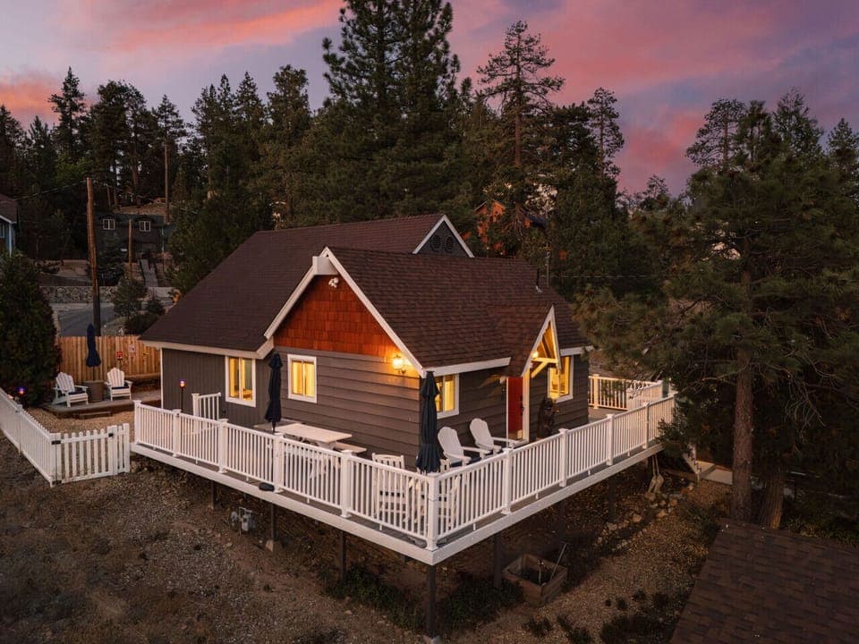 This stunning 2-bedroom cabin located minutes from Boulder Bay is the perfect all-season escape.