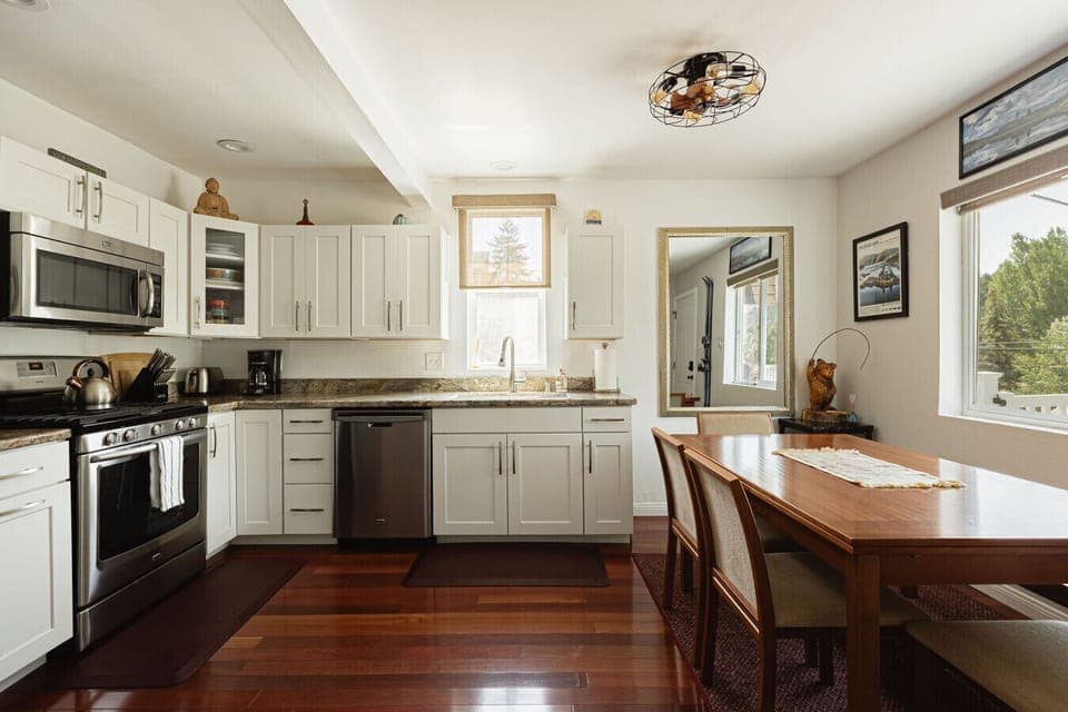 Fully equipped kitchen.