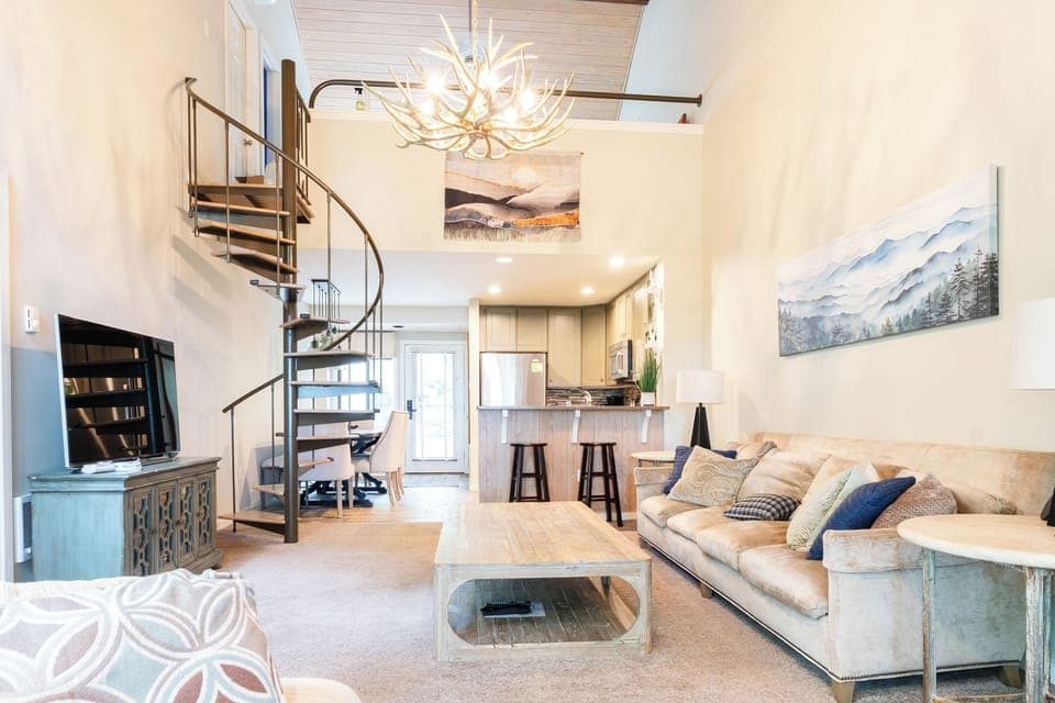 Welcome to our Slopeside Retreat! - a light-filled, top-floor condo!