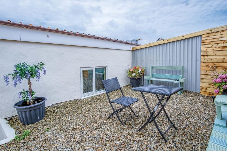 Clouds - 1 Bedroom Holiday Home - Milford Haven (21969)
