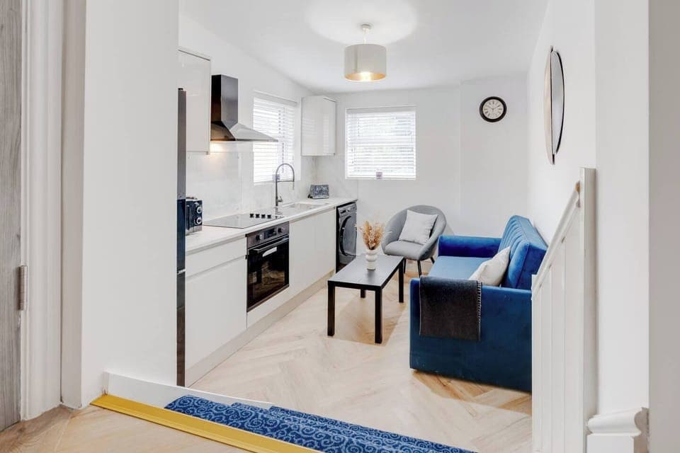 A bright, practical space with a comfy sofa bed, compact kitchenette, and washing machine — perfect for short stays or work trips. The kitchenette includes all the essentials for easy meals, while the sofa bed adds extra flexibility for guests.