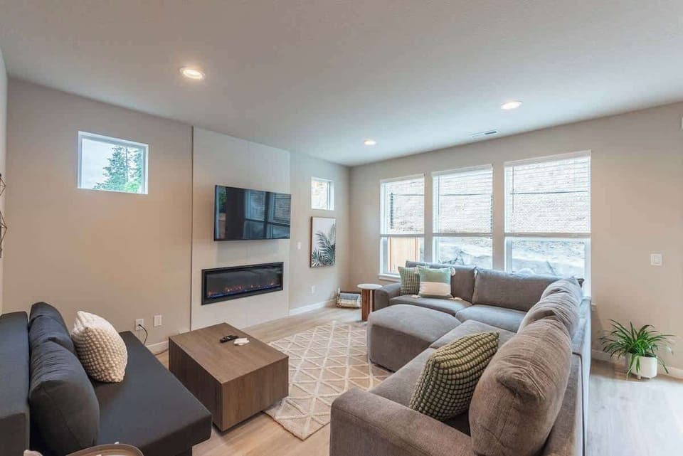 #StayInMyDistrict #Eugene #GoDucks #UofO #BookDirect