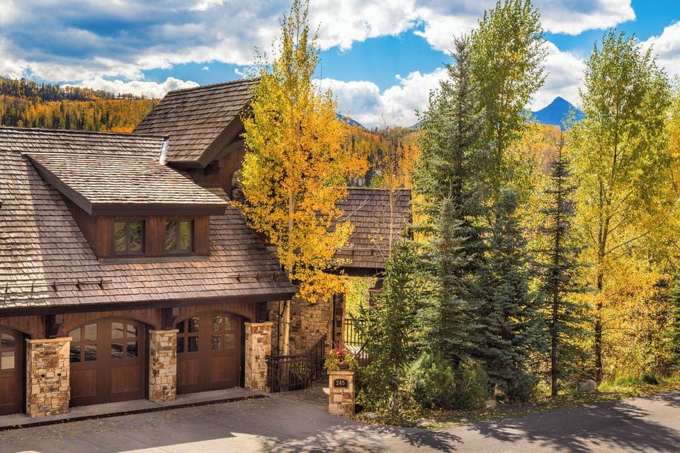 Exterior - With stunning views of the San Juans and sweeping panoramas of the Wilson Mountains, Country Club D is all about the scenery.