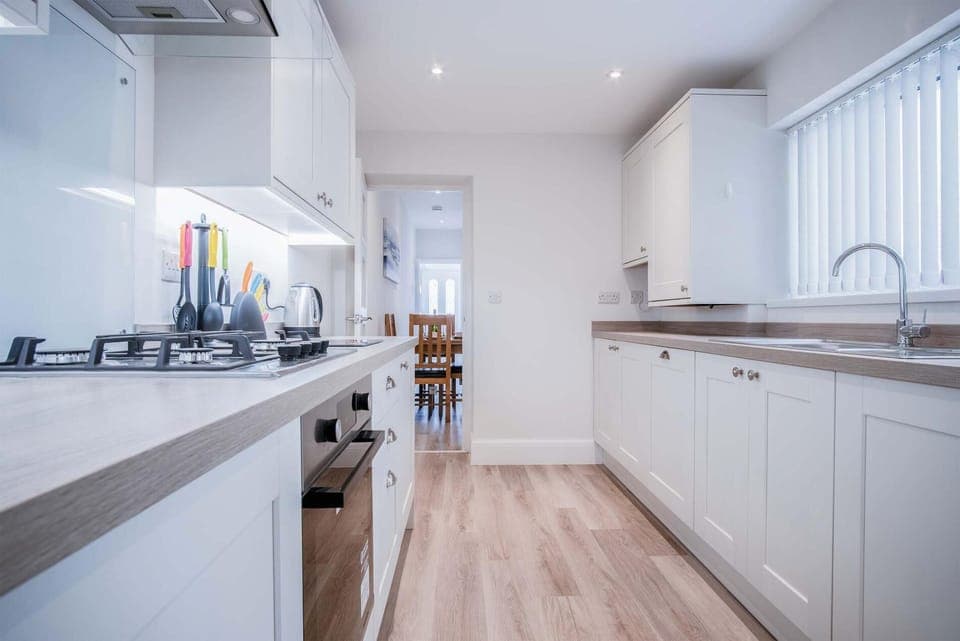 Fleet Street - 2 Bedroom Holiday Home - Swansea (5407)