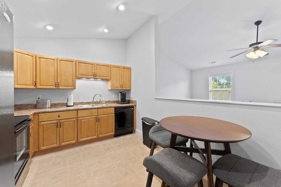 Eat-in kitchen 