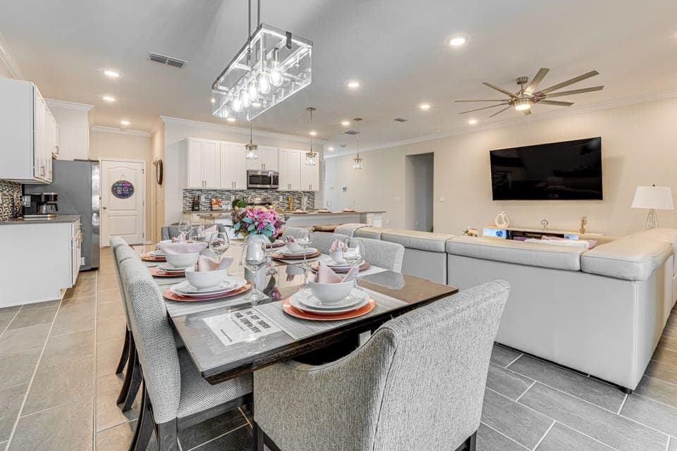 Dining Table | Dishware/Flatware