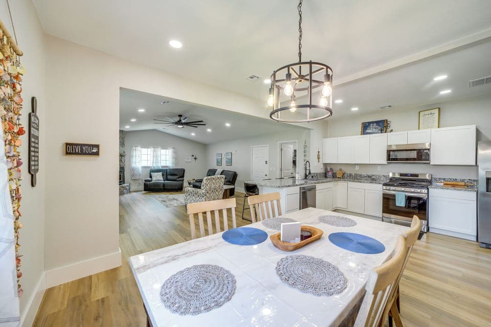 Dining Area & Kitchen | Dishware & Flatware Provided
