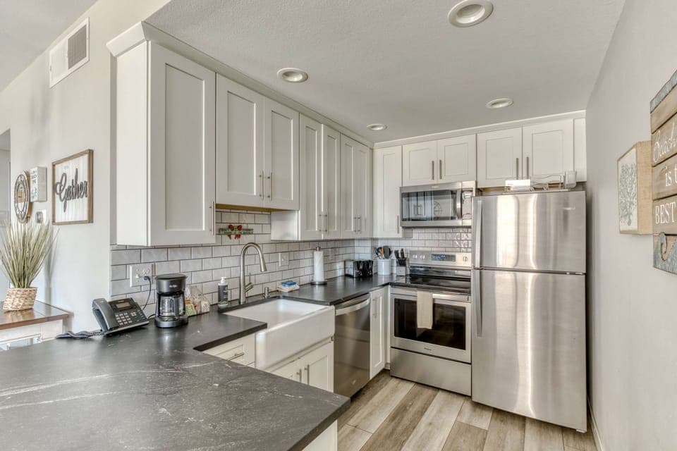 Modern kitchen vibes with all the must-have. Perfect for whipping up meals, morning coffee, or just hanging out with the crew.