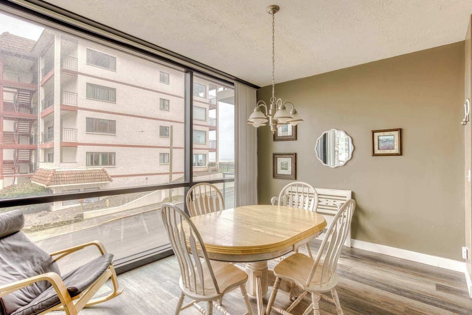 Dine with a view—enjoy delicious meals while overlooking the scenic promenade, perfect for relaxing and soaking in the atmosphere.