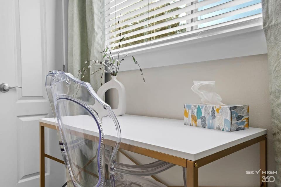 Desk in the 3rd bedroom.