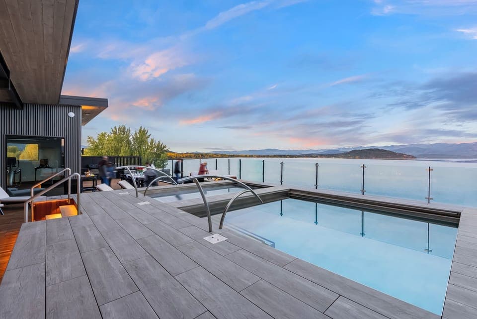 Roof top pool, hot tub, bar, bbq, TV, fire elements