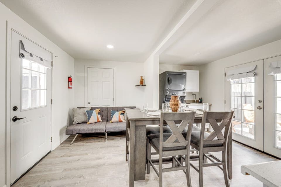 Living Area | Flat-Screen TV | Washer/Dryer | Detergent Provided | Full Futon