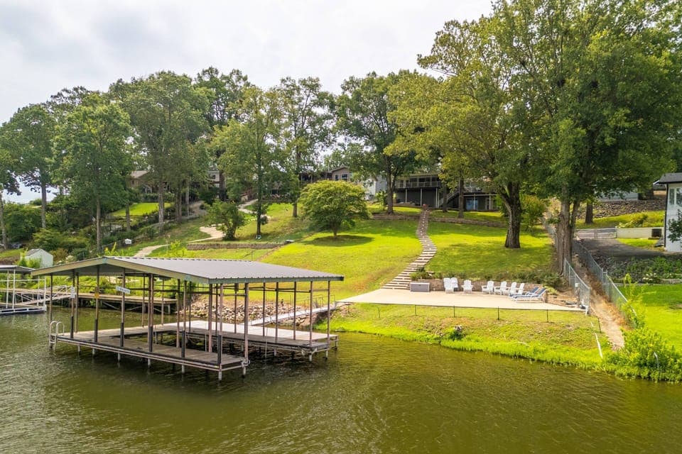 Winchester Point on Lake Hamilton | Sun/Rest Area, Boat Dock and Boat Slip