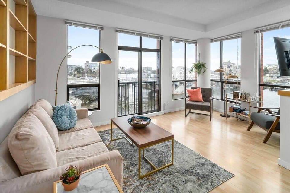 Beautifully designed living room with panoramic city views and queen-size sofa bed! Perfect for chill days.