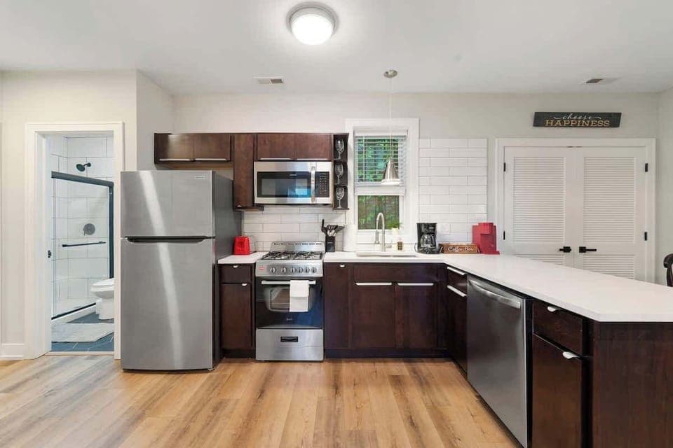 Bright kitchen w/ stainless apps & roomy counters.
